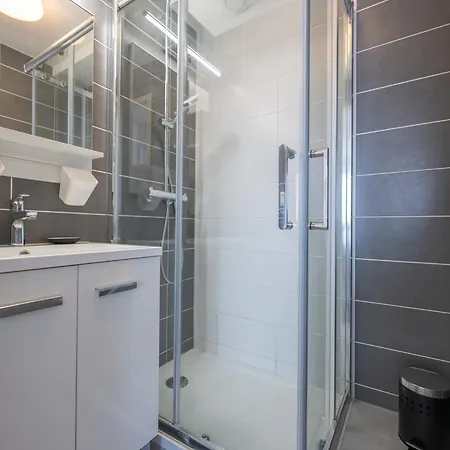 1 Chambre, Balcon Et Acces Direct A La - Fr-1-197-596 *