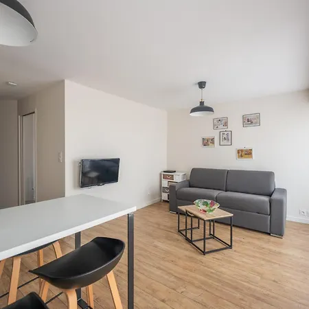 Appartement 1 Chambre, Balcon Et Accès Direct à La - Fr-1-197-596 *