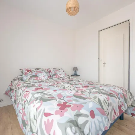 1 Chambre, Balcon Et Acces Direct A La - Fr-1-197-596