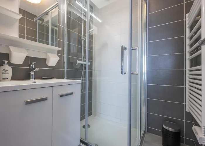 1 Chambre, Balcon Et Acces Direct A La - Fr-1-197-596 *