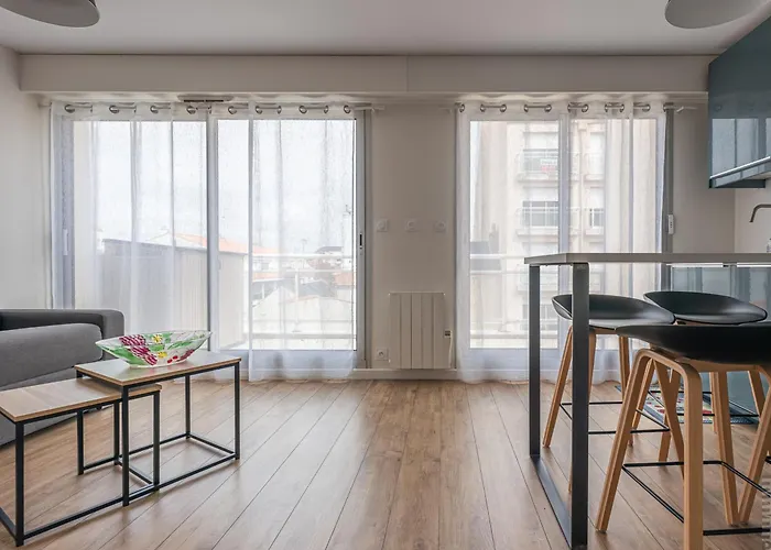 1 Chambre, Balcon Et Acces Direct A La - Fr-1-197-596 * 莱萨布勒-多洛讷