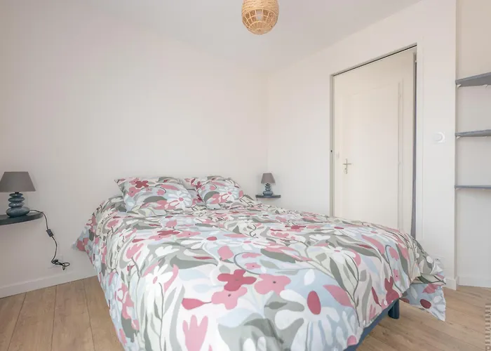 1 Chambre, Balcon Et Acces Direct A La - Fr-1-197-596